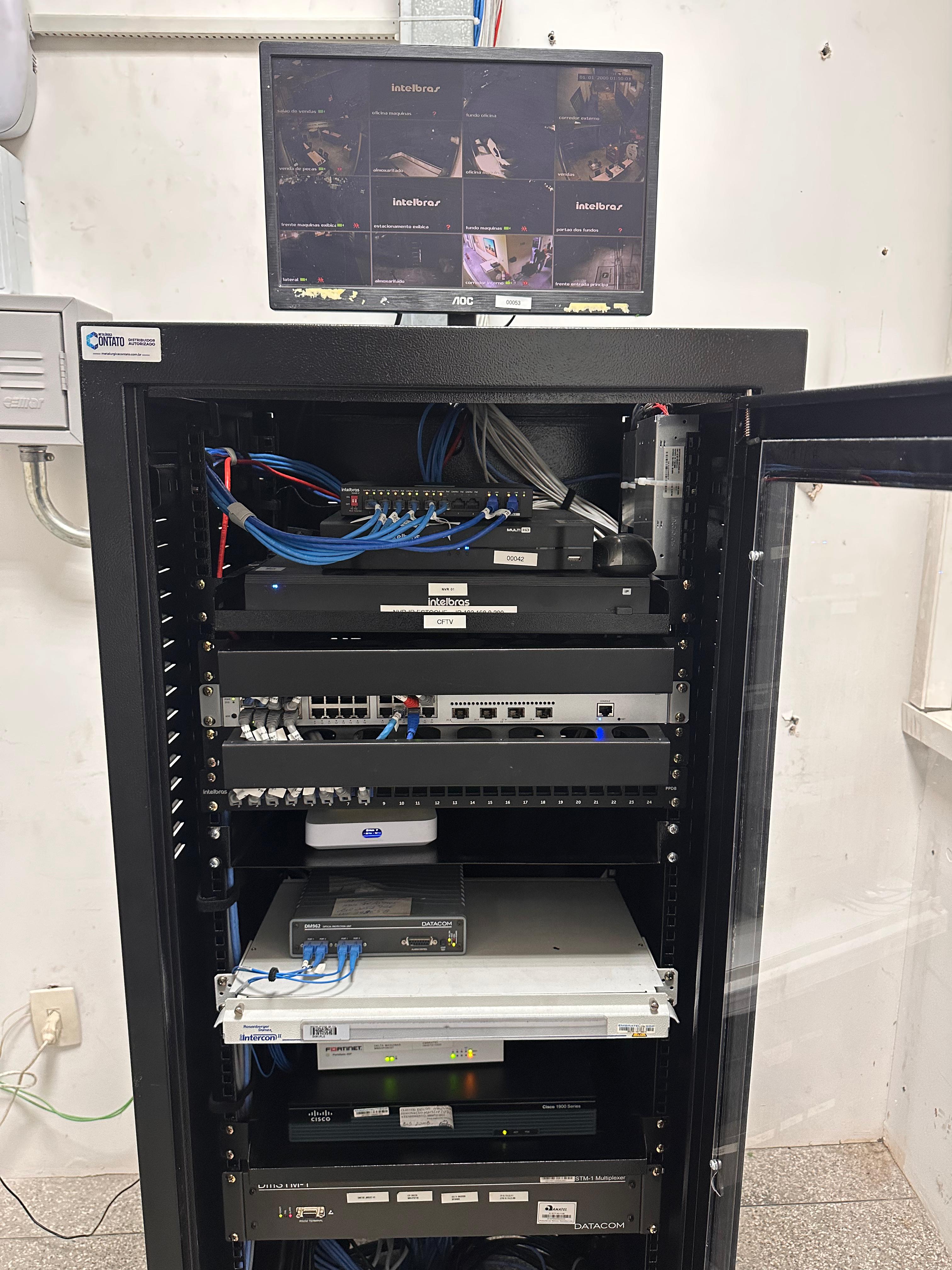 Rack organizado com switches e firewall pfSense — infra de rede UP Tech