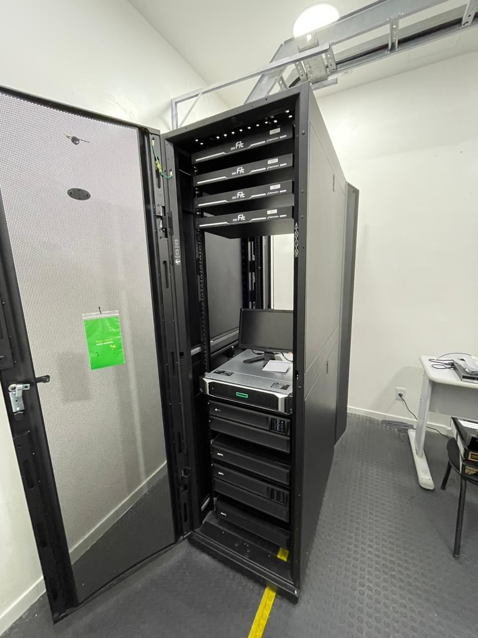 Sala de servidores com UPS APC — backup e continuidade de negócios